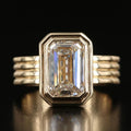Lagdelt guldfarvet ring i vintagestil med hvid krystal