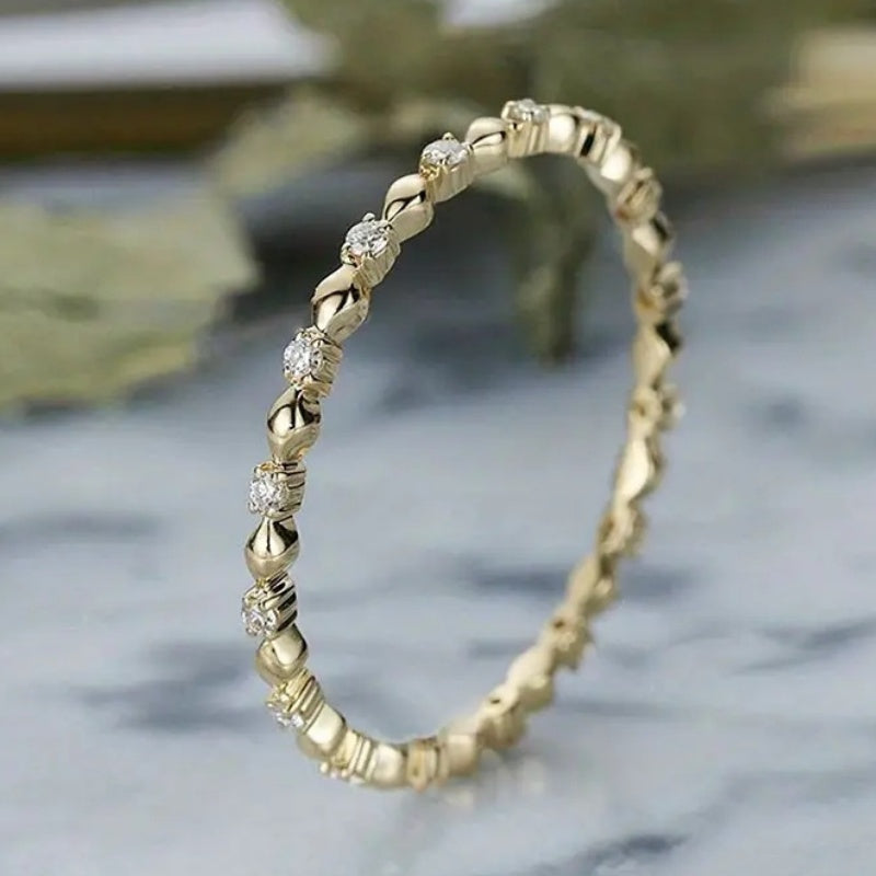 Klassieke vergulde ring met zirkonia-accent in diamantlook