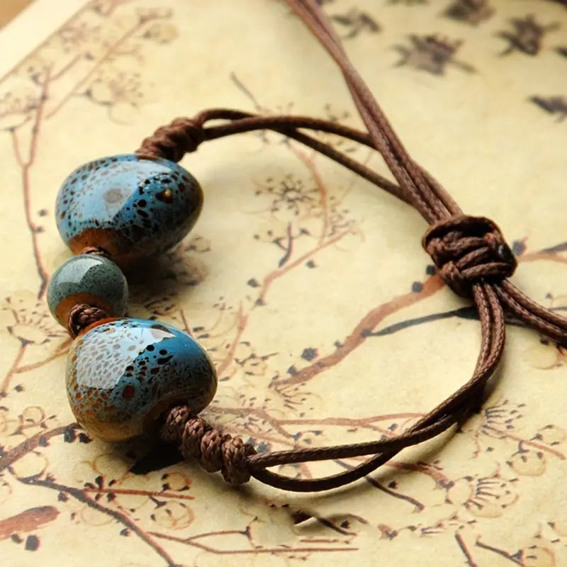 Keramische kralenarmband met hartjes in blauw en bruin