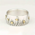 Retro tweekleurige ring in etnische stijl met bloem en gras