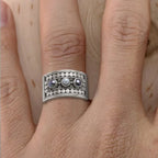 Geometrische gesneden ring met drie stenen en parel