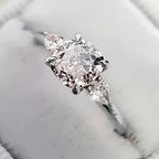 Ring met drie kussengeslepen stenen