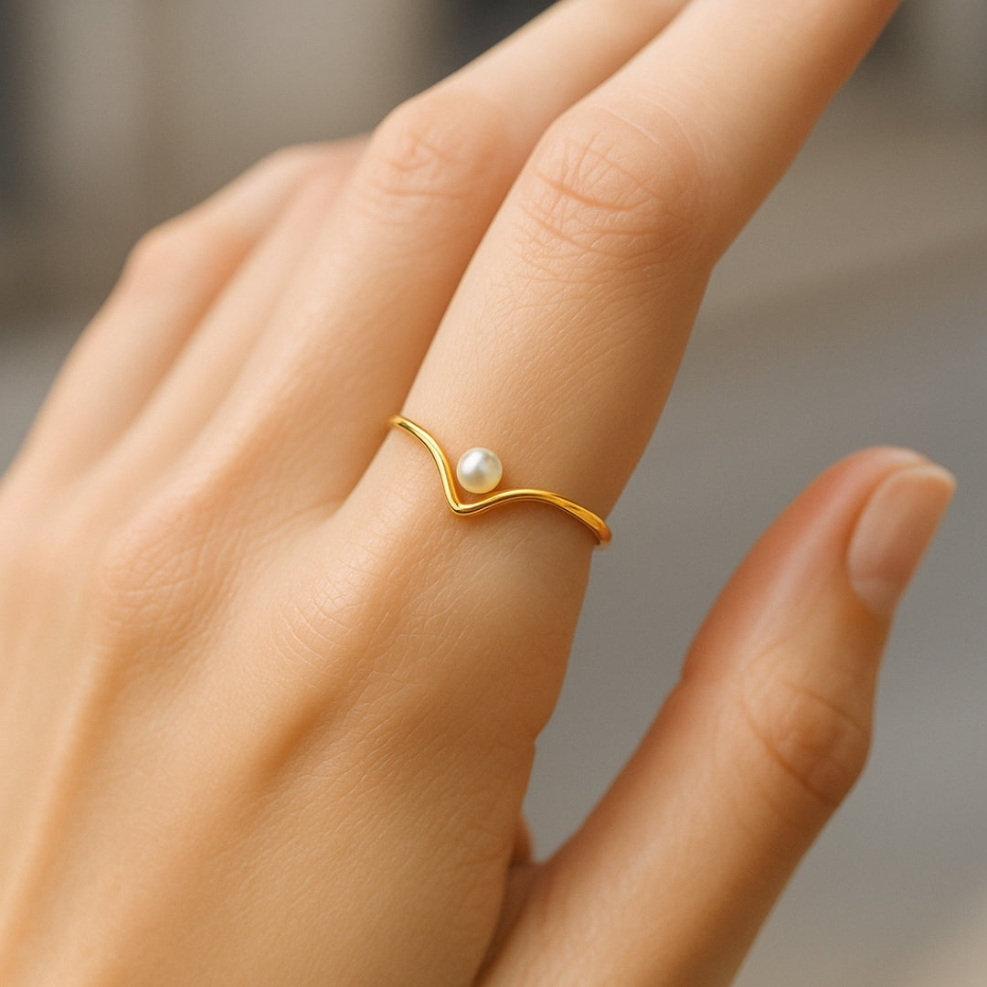 Goudkleurige ring met één parel
