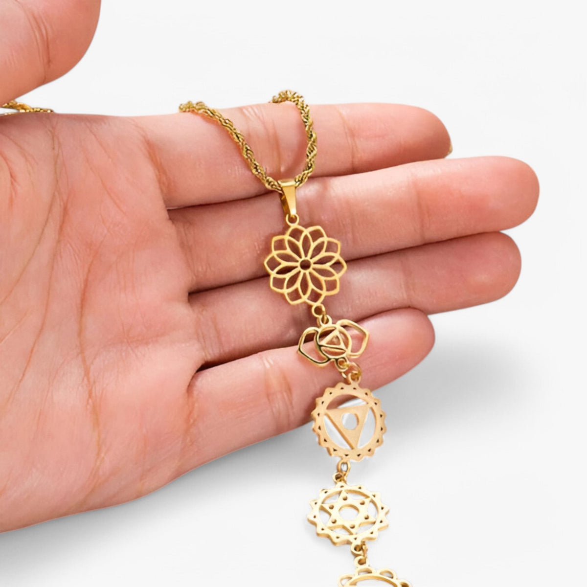 Ketting met zeven stenen en goudkleurige hanger