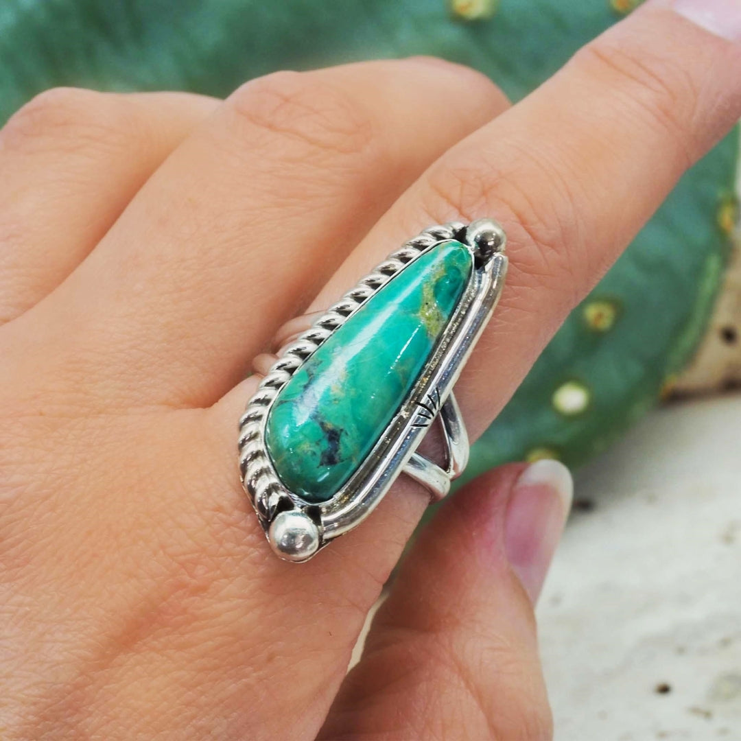 Zilverkleurige natuurring met turquoise kralen