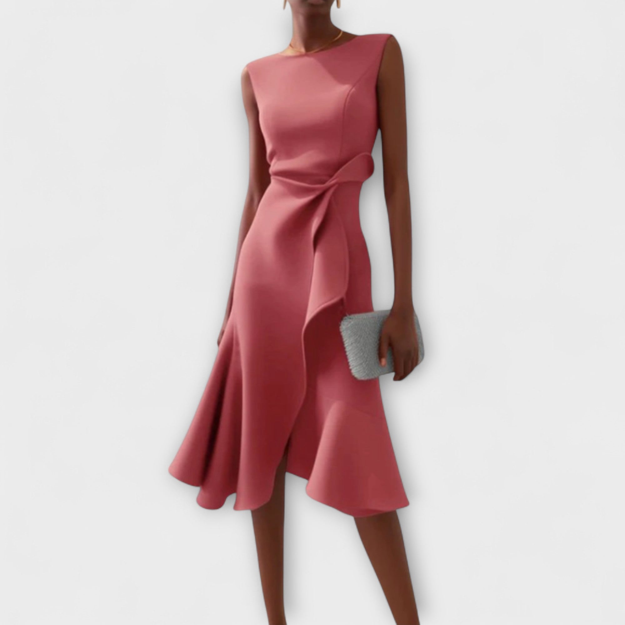 Mouwloze midi-jurk met asymmetrisch gedrapeerde rok