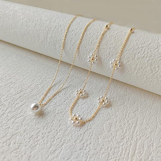 Gelaagde bloemenketting met parels in goudkleur