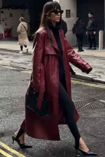 Trenchcoat in leerlook met ceintuur, reverskraag en ruime pasvorm