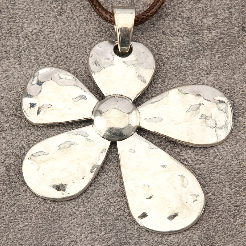 Minimalistische ketting met gehamerde asymmetrische bloemhanger