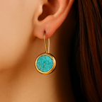 Goudkleurige oorbellen met ronde turquoise steen