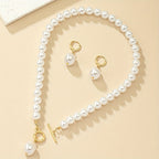 Franse retro set van oorbellen en ketting met barokke imitatieparels