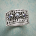 Geometrische gesneden ring met drie stenen en parel