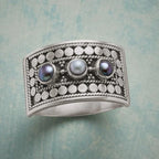 Geometrische gesneden ring met drie stenen en parel
