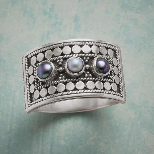 Geometrische gesneden ring met drie stenen en parel