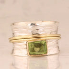 Hamret tofarvet ring i vintagestil med peridot-look