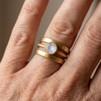 Guldfarvet ring i vintagestil med indfattet månesten
