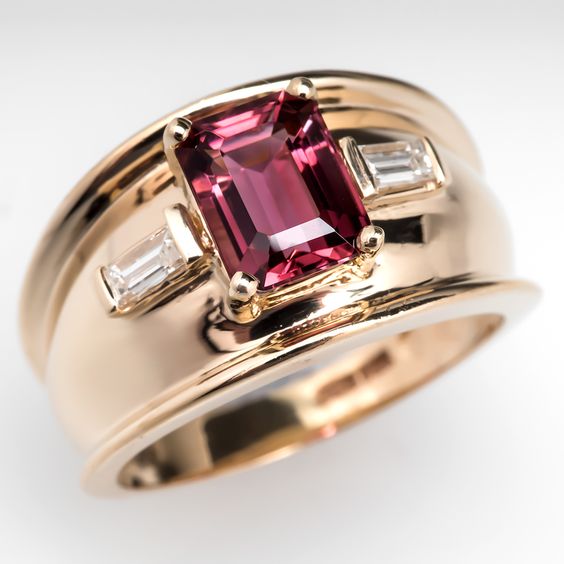 Vintage goudkleurige ring met rood glas