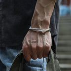 Gedraaide bangle in zilverkleurig metaal