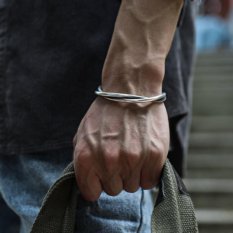 Gedraaide bangle in zilverkleurig metaal