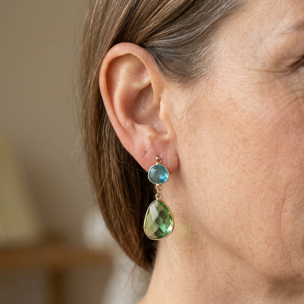 Goudkleurige minimalistische oorhangers met peridotlook