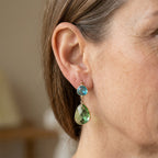 Goudkleurige minimalistische oorhangers met peridotlook