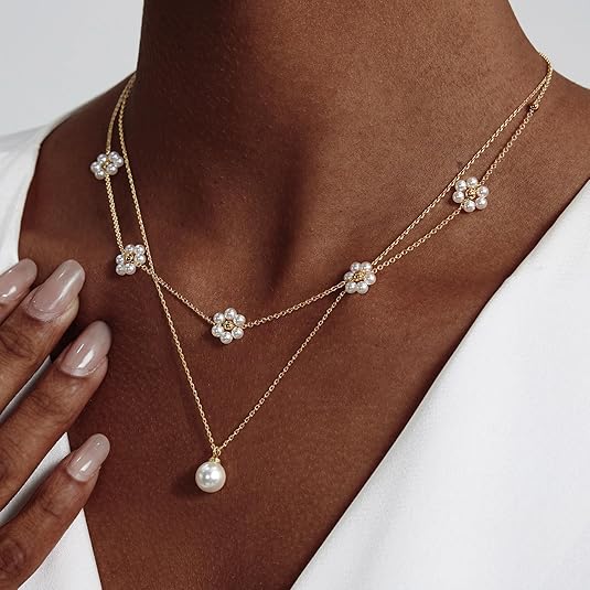 Gelaagde bloemenketting met parels in goudkleur