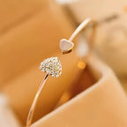 Open bangle met hartvormige strass