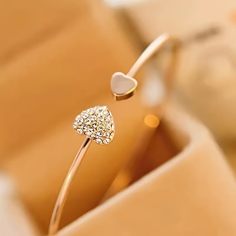 Open bangle met hartvormige strass