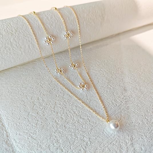 Gelaagde bloemenketting met parels in goudkleur