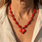 Ketting met hartvormige hanger van rode glaskralen