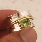 Hamret tofarvet ring i vintagestil med peridot-look