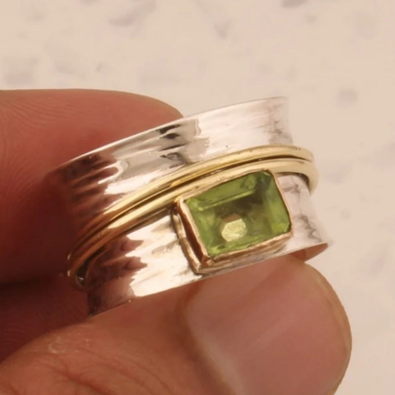Hamret tofarvet ring i vintagestil med peridot-look