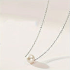 Witgoudkleurige ketting met witte imitatieparel als hanger