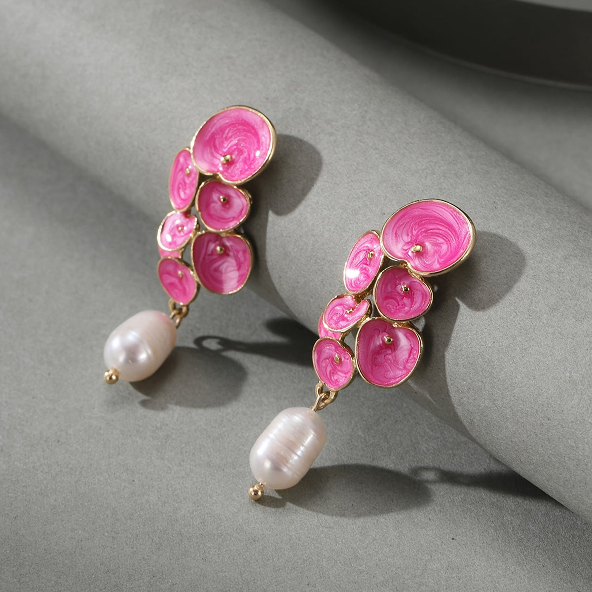 Bloemen-oorhangers met email en druppel van jade