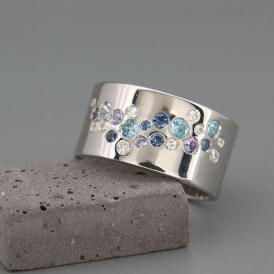 Vintage zilverkleurige ring ingelegd met blauwe kristallen
