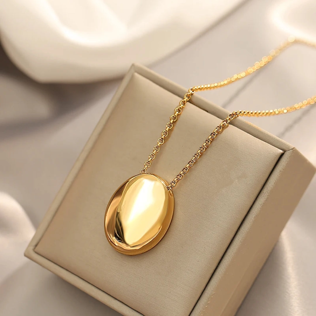 Goudkleurige ketting met ronde hanger