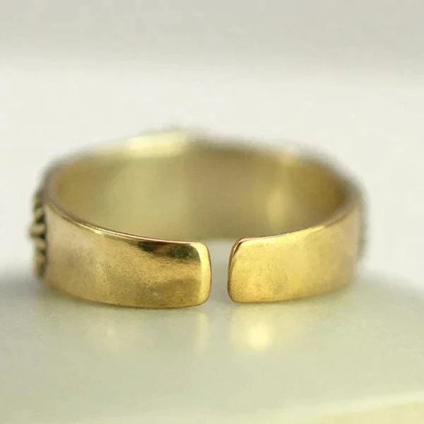 Goudkleurige bandring met madeliefjespatroon
