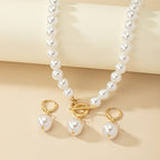 Franse retro set van oorbellen en ketting met barokke imitatieparels
