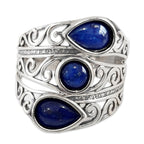 Bred ring i vintagestil med flere lapisblå zirkoniasten