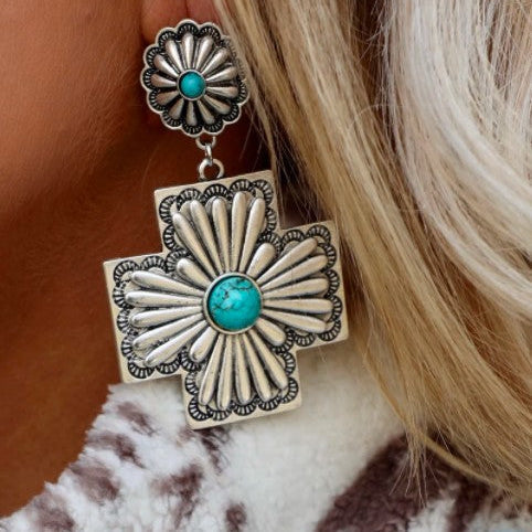 Retro gesneden bloemenoorbellen met turquoise kruis