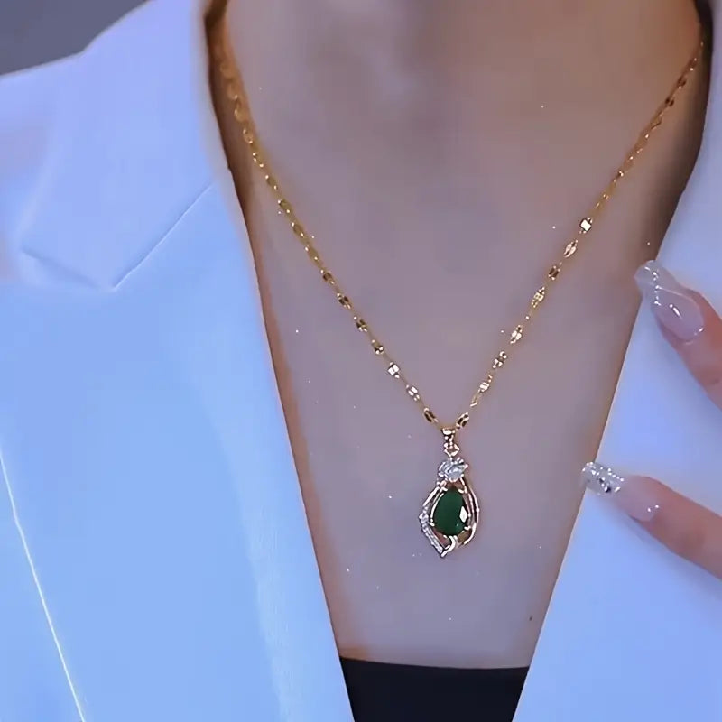 Ketting met bladhanger met groene steen in goudkleur