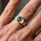 Ring i sterlingsølv i vintagestil med turmalin-look og guldfarvet kantindfatning