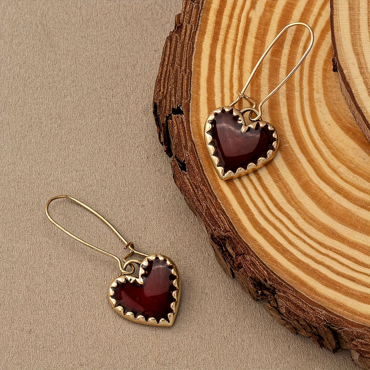 Vintage bohemian hartoorbellen met rode druppelhars