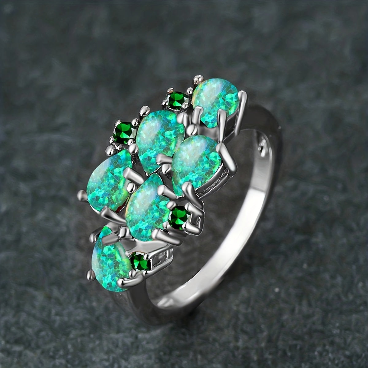 Klassieke clusterring met waterdruppels in opaallook in drie kleuren