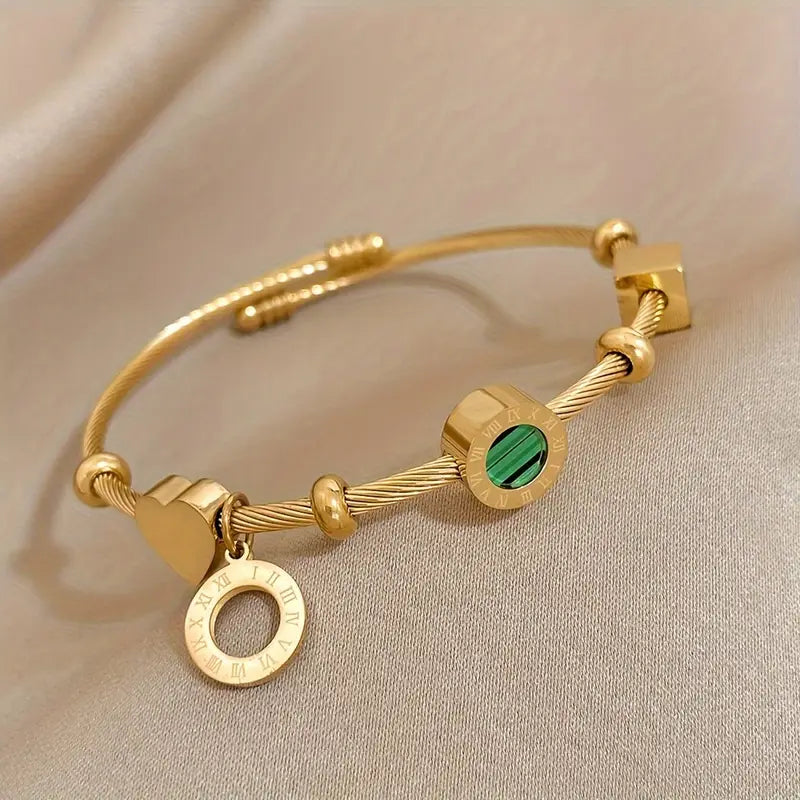 Goudkleurige bedelbangle met groene steenbedel