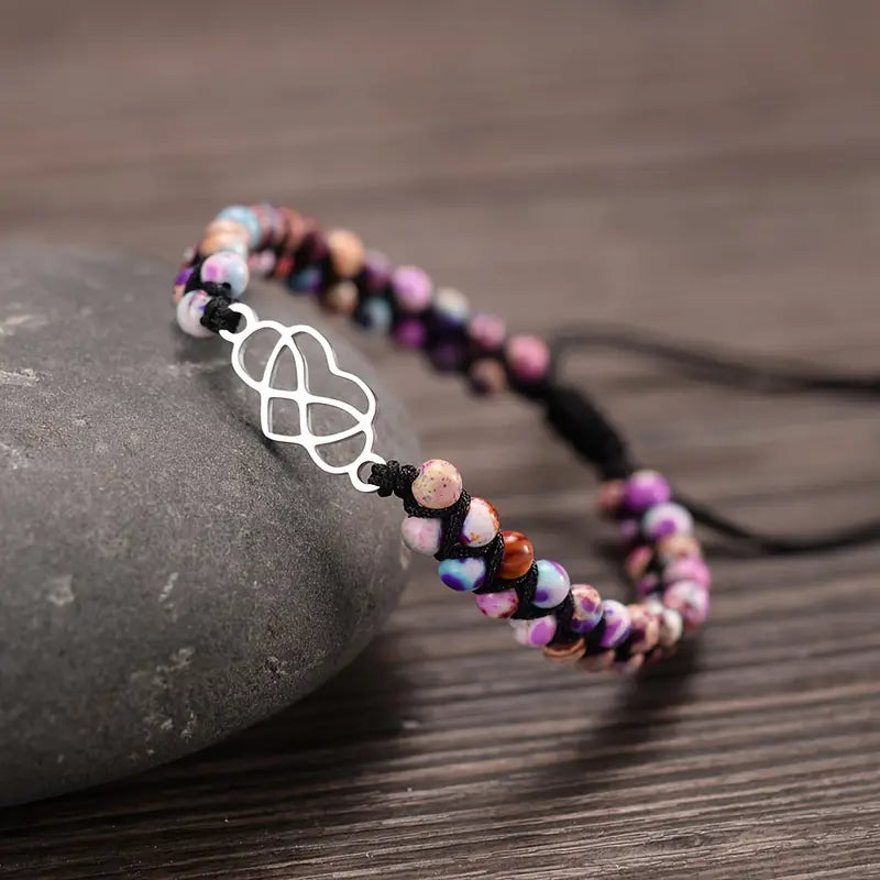 Pulseira de Contas de Pedra com Pendente de Coração Infinito