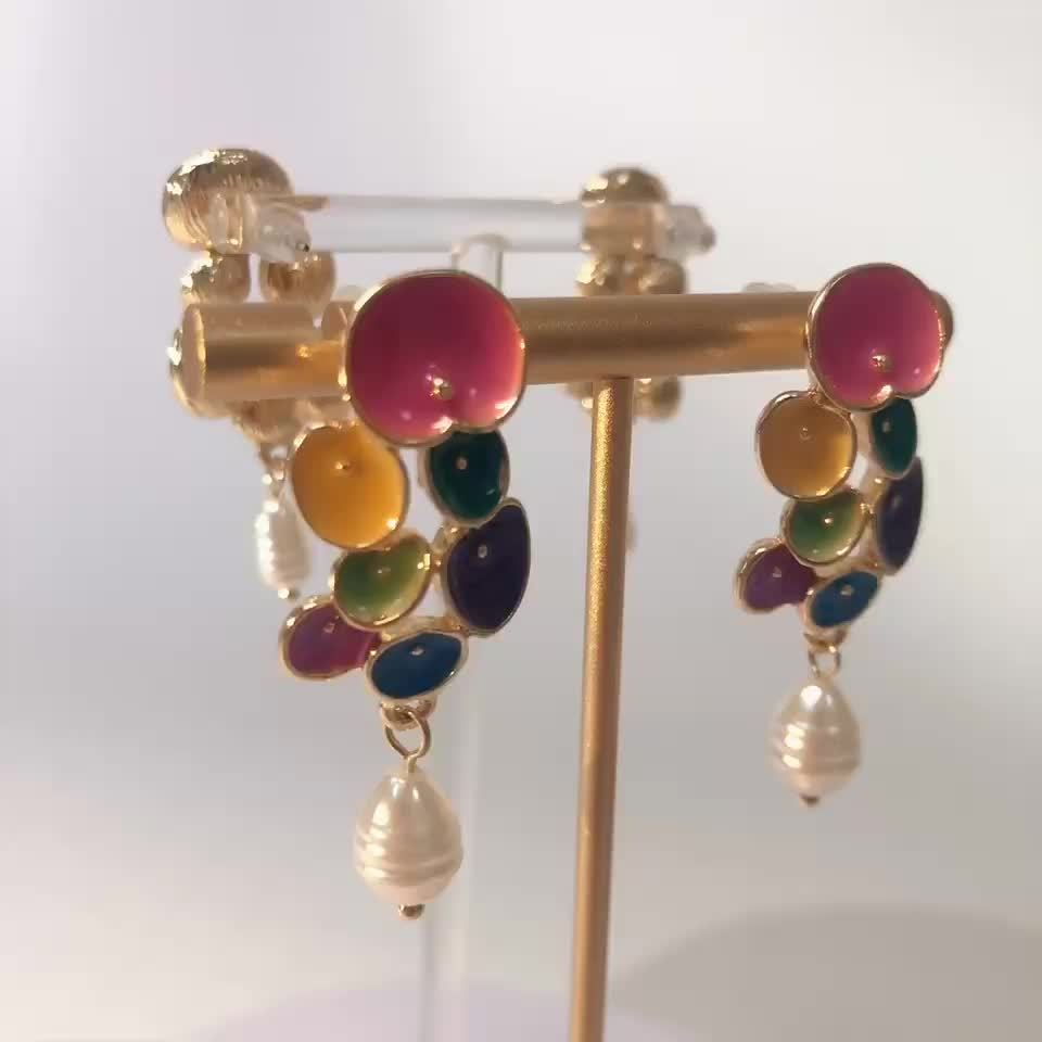 Bloemen-oorhangers met email en druppel van jade