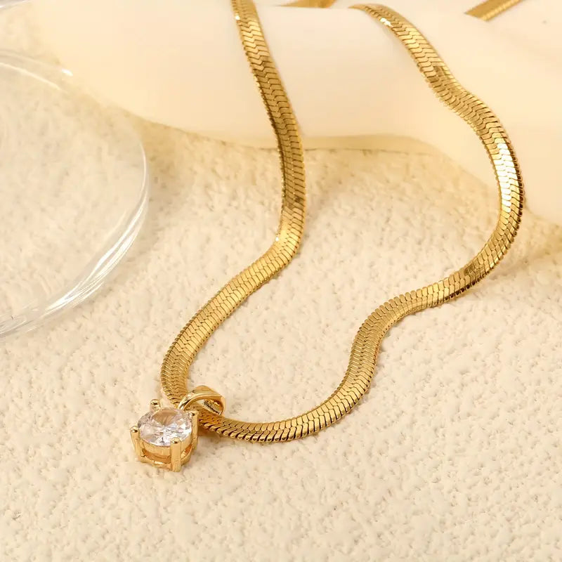 Goudkleurige ketting met strasshanger