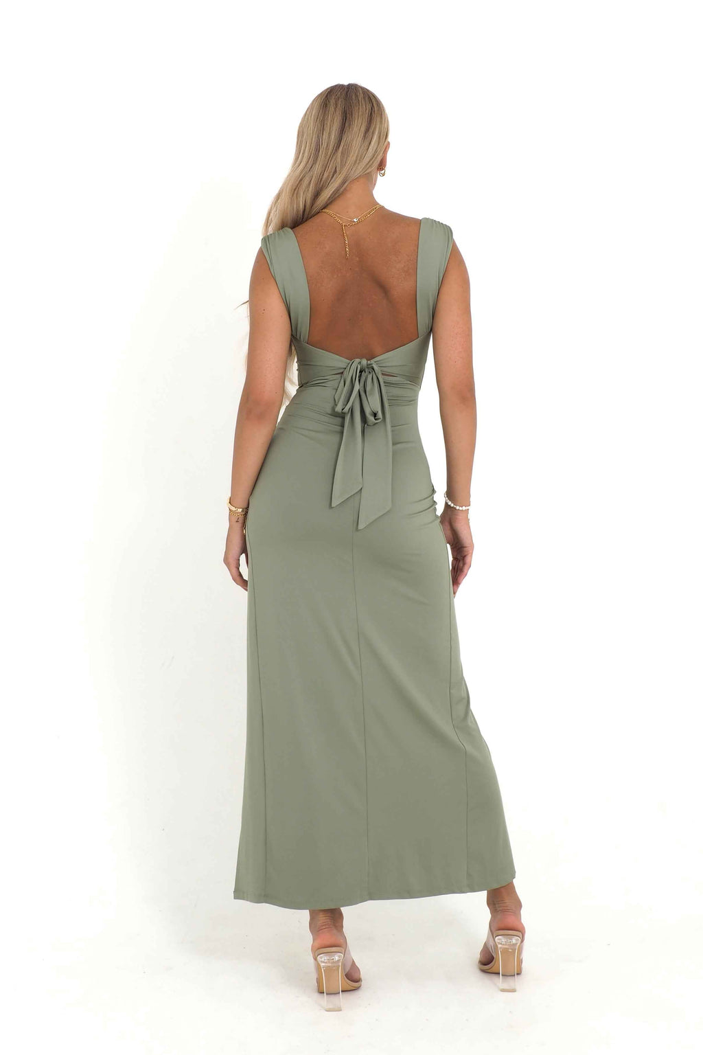 Flowing Solid-Colour Dress with a Clean Unadorned Cut