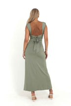 Flowing Solid-Colour Dress with a Clean Unadorned Cut